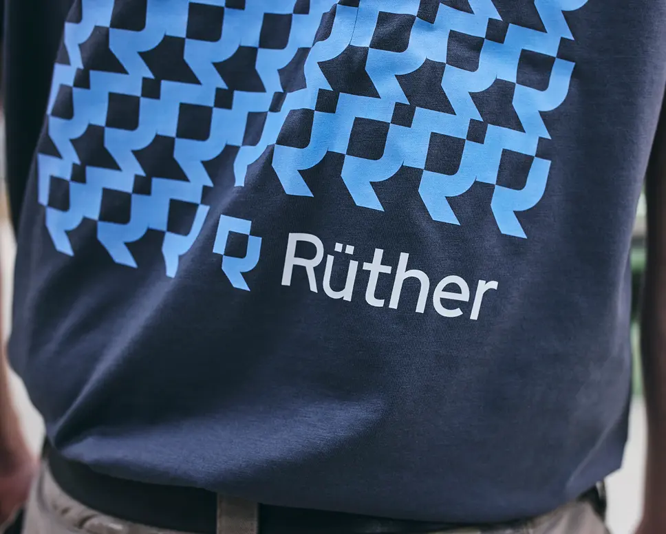 T-Shirt mit Rüther Logo und Muster