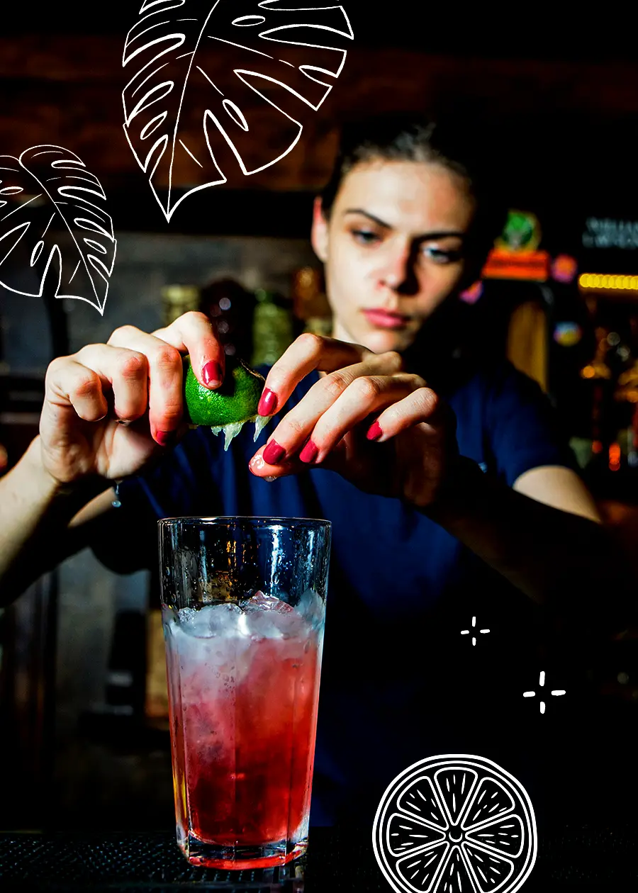 Sausalitos Mitarbeiter macht ein Cocktail
