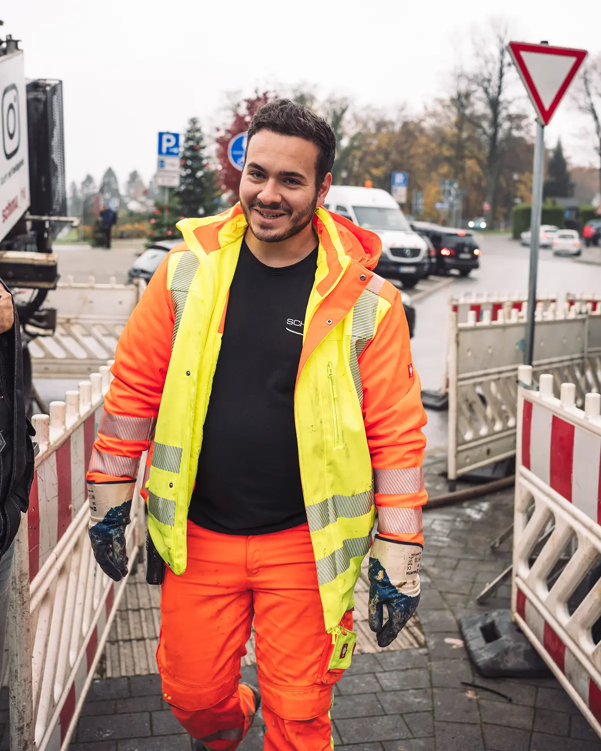 Bauarbeiter in Warnkleidung an einer Baustelle von Schmabo