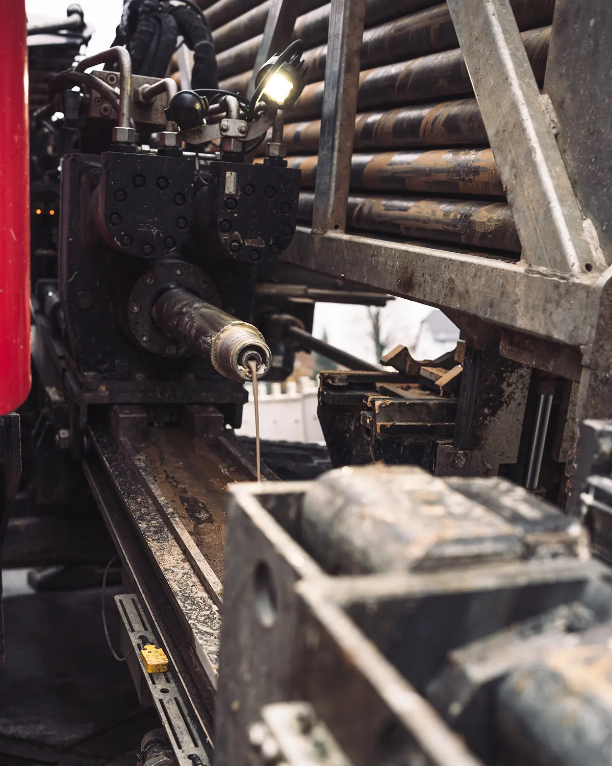 Schmabo-Horizontalbohrgerät mit Bohrkopf in Aktion